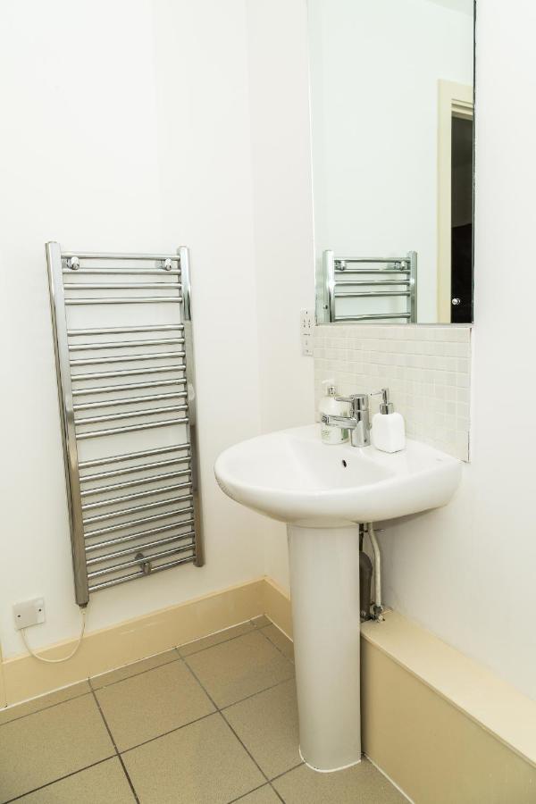 Serviced Apartment In Liverpool City Centre - Free Parking - Balcony - By Happy Days Exterior foto